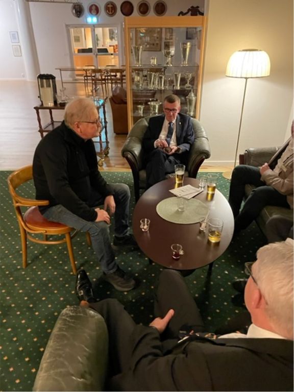 Per Hedberg tv Mats Sjöström i stolen