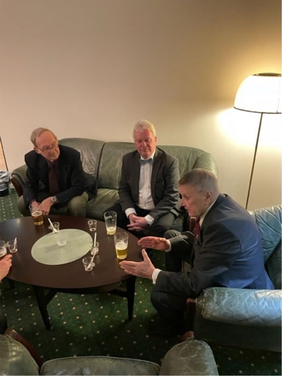 Staffan Klintberg tv i soffan och Sten Yondt th