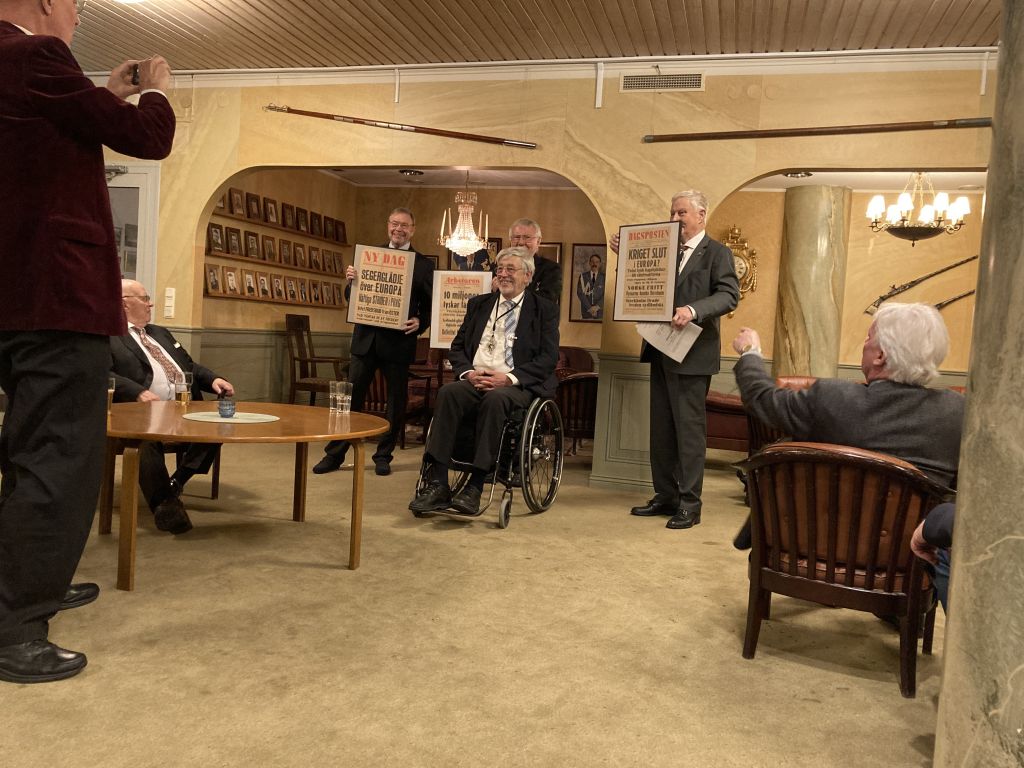 Löpsedlar från 2:a sept 1945 överlämnas till Museet Ledningsregementet